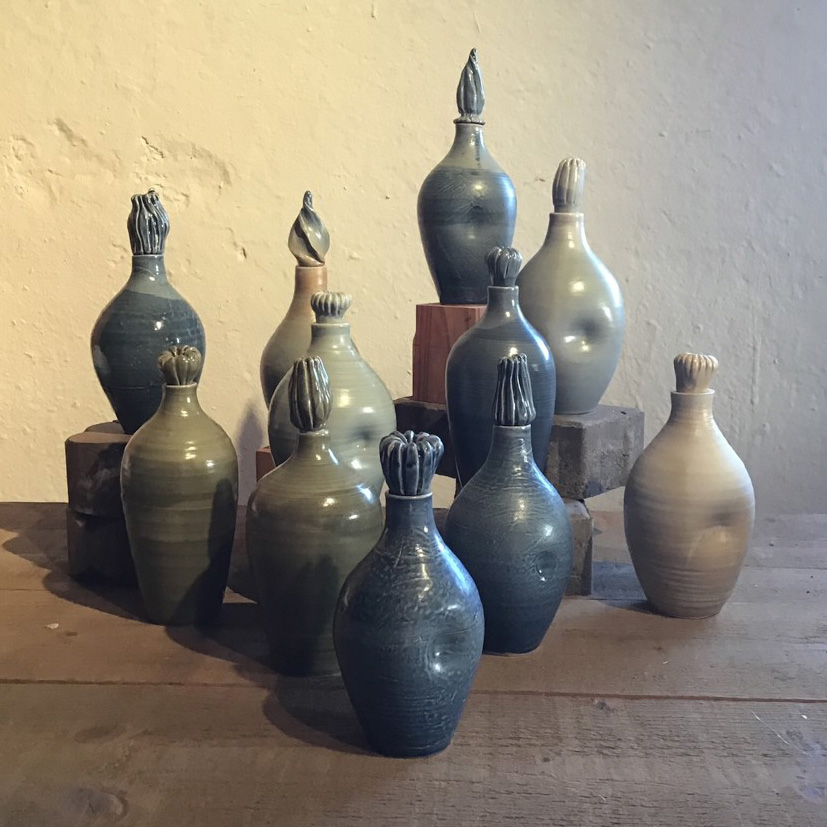 Flaska med knopp - brukskeramik av Annica Broberg i Köinge, Falkenberg
